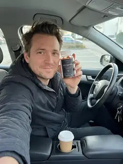 Mann im Auto nach der Arbeit mit der Dose