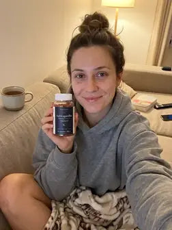 Frau auf dem Sofa mit Tee und der Dose