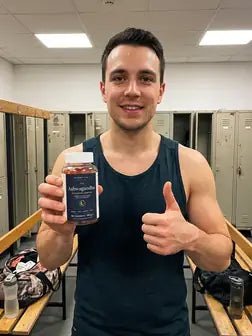 Mann nach dem Training in der Umkleide mit der Dose
